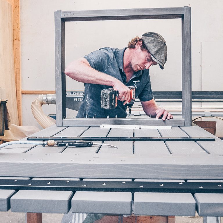 Nachhaltige Möbelfertigung in der Werkstatt von Herr Lars