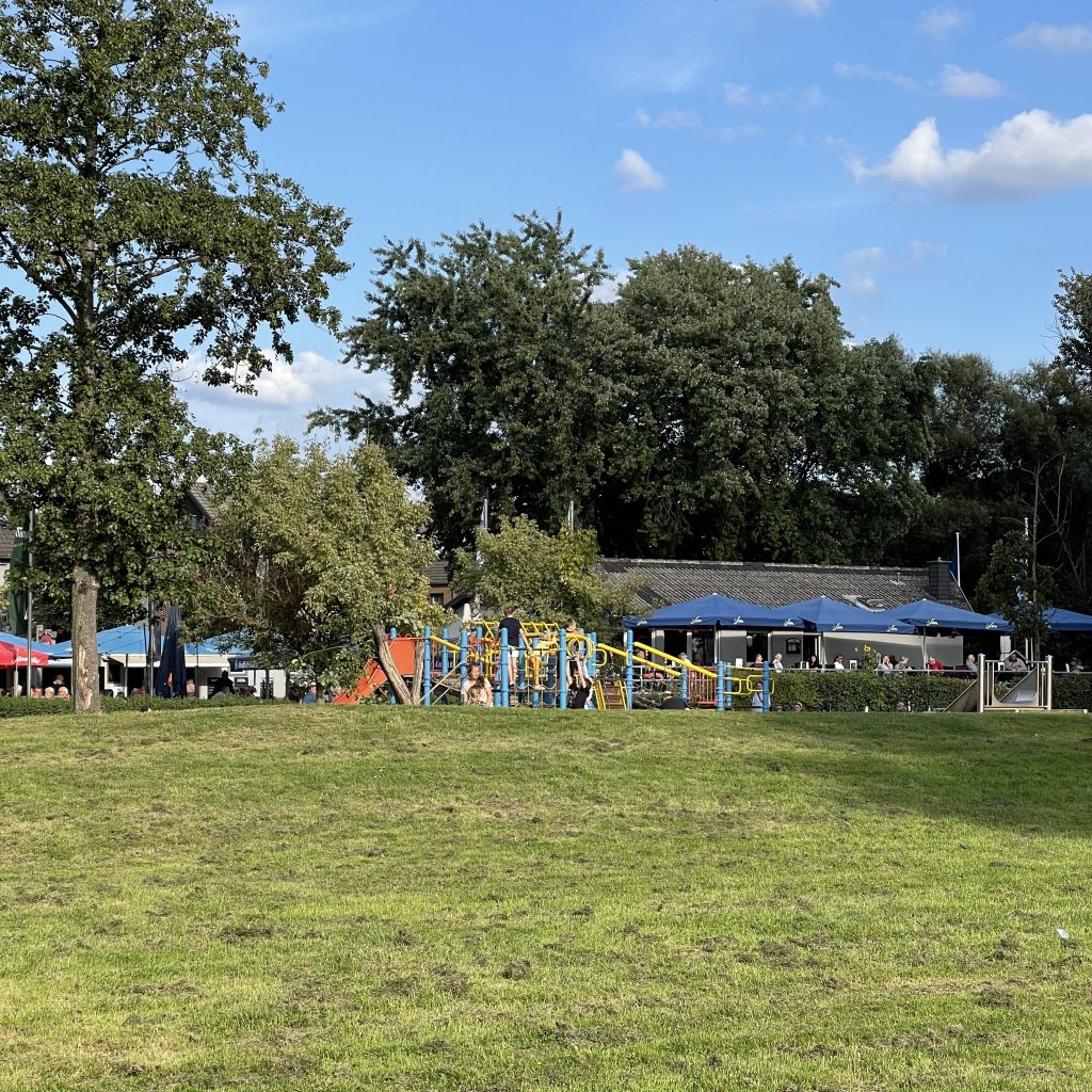 Kostengünstige Ausflüge rund um Köln mit Kindern: Spielplatz und Biergarten in Hitdorf