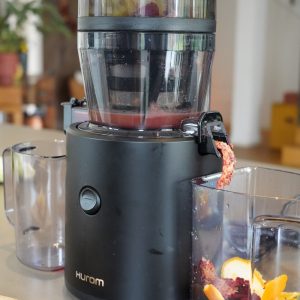 Der Trester wird automatisch aus dem Slow Juicer ausgeschieden